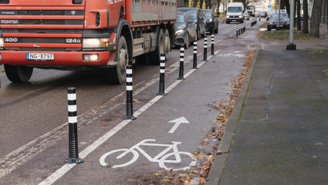 Kravas automašina brauc pa ielu