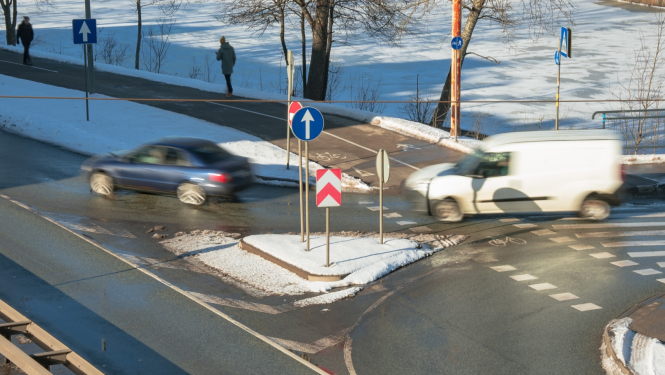 Krustojumā divas automašīnas brauc