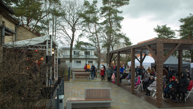 Cilvēki klausās koncertu