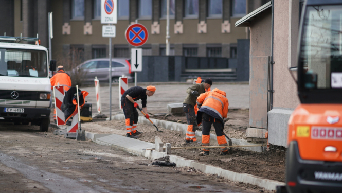 Atjauno gājēju ietves asfaltta segumu