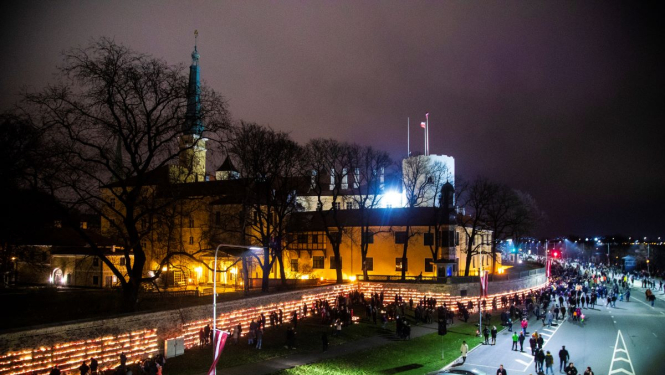 Noliek svecītes krastmalā