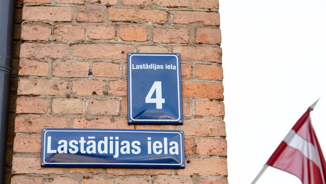 Lastādijas ielas nosaukuma zīme pie mājas