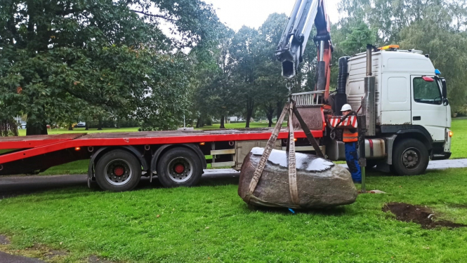  Latgales parkā demontē piemiņas zīmi – akmeni Maskavas dārza izveidei