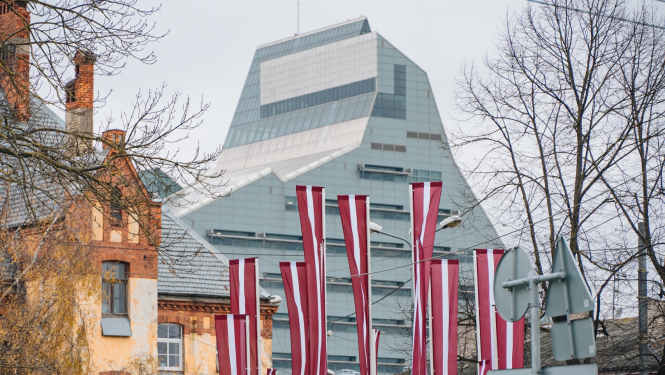 Latvijas nacionālā bibliotēja un karogi