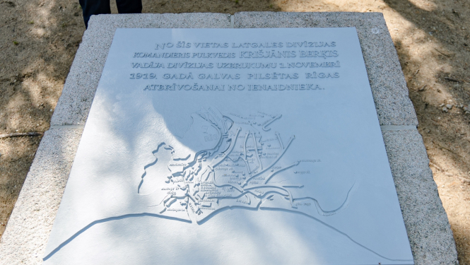 Latvijas neatkarības cīņu piemiņas vieta Bumbu kalnā