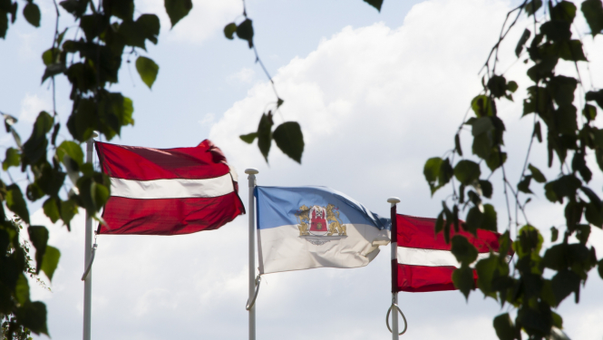 Rīgas karogs starp diviem latvijas valsts karogiem