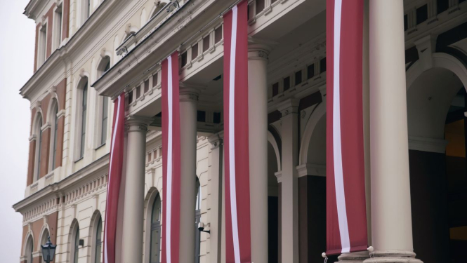 Latvijas valsts karogs pie Rātsnama