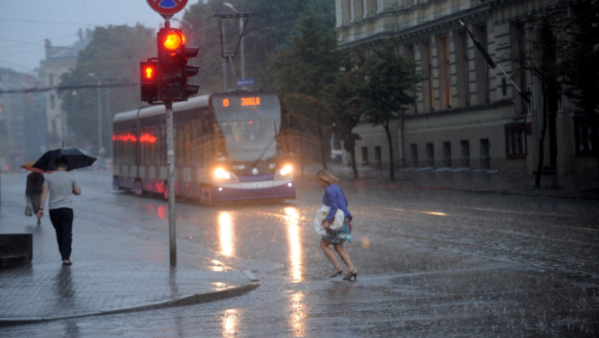 Tramvajs lietū brauc