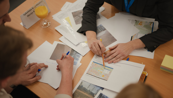 Cilvēki darbojas radošajā darbnīcā