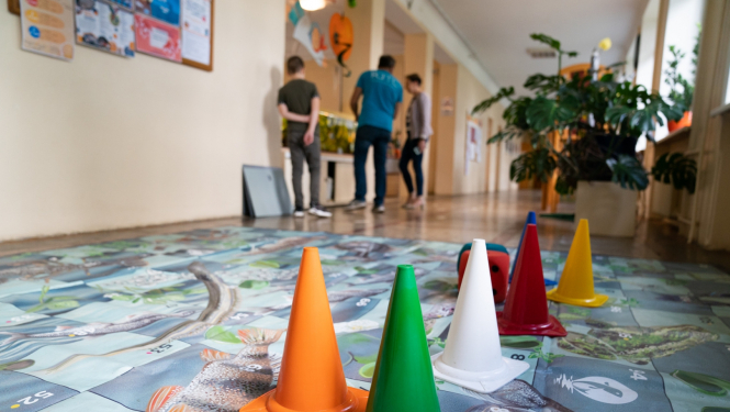 Liela galda spēle uz grīdas