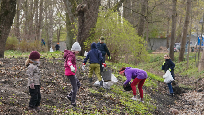 Cilvēki piedalās Lielajā talkā