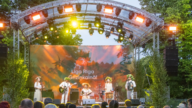 Līgo svinības Grīziņkalnā, uz skatuves uzstājas muzikanti