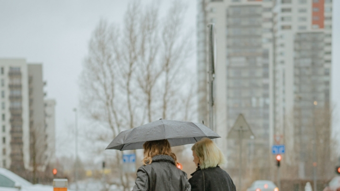 Cilvēki zem lietussarga