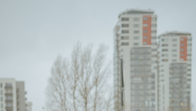 Cilvēki zem lietussarga