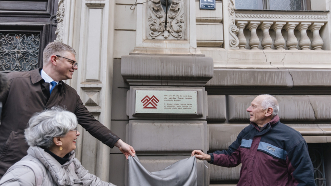 Atklāj Latvijas Tautas Frontes piemiņas plāksni