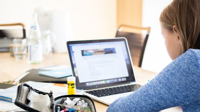 Meitene mācās pie datora