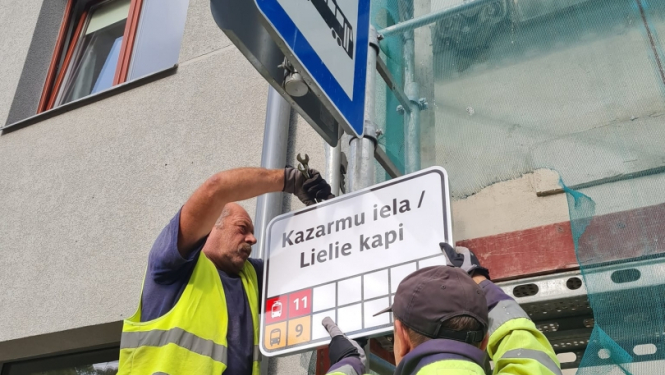 Nomaina pieturvietas nosaukum plāksni