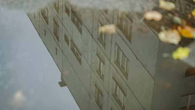 Mājas atspulgs ūdenī