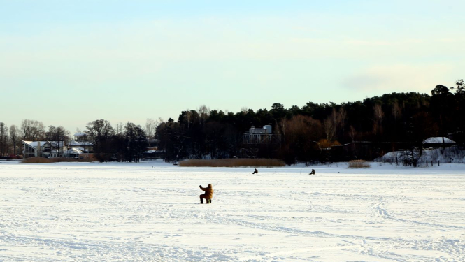 Zemledus makšķernieks uz ledus