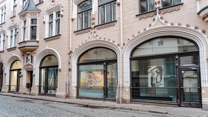 Studentu mākslas darbi skatlogos