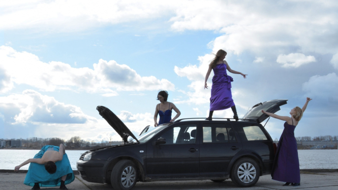 Sievietes stāv pie un uz automašīnas