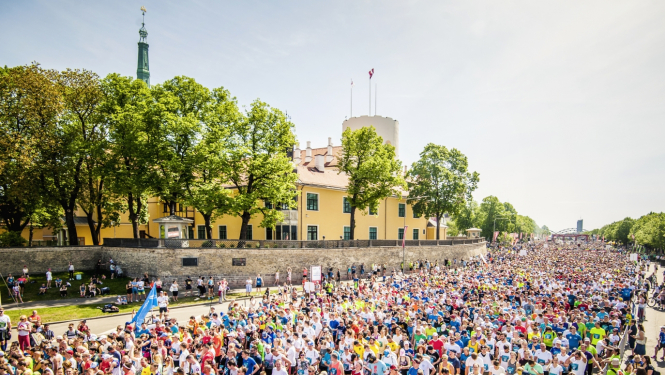 Cilvēki skrien maratonu Krastmalā