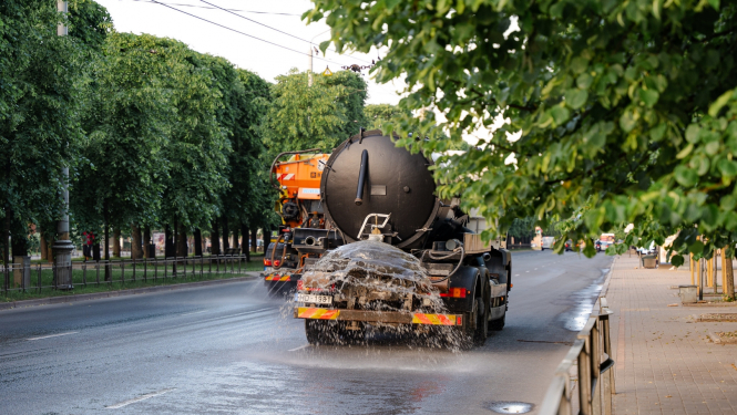 Divas auotomašīnas laista ielu