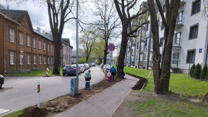 Melnzemes uz apdobēm Stārķu ielā