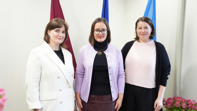 Latviešu folkloras krātuves vadītāja Dr. philol. Rita Grīnvalde, Rīgas vicemēre Linda Ozola un Latvijas Universitātes Literatūras, folkloras un mākslas institūta direktore Dr. philol. Eva Eglāja-Kristsone