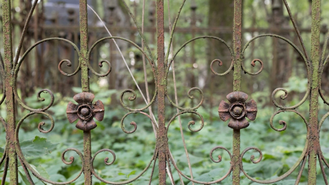 Metāla sēta Lielajos kapos