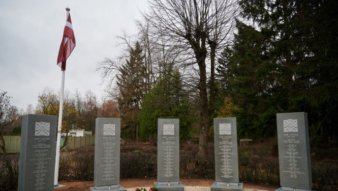 Piemiņas stēlas Meža kapos