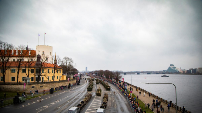 Militāra parāde krastmalā