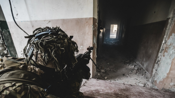 Karavirs tēmē ar ieroci