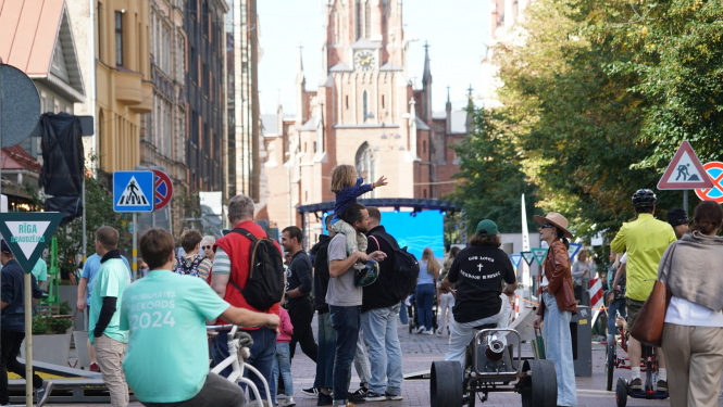 Cilvēki bauda pasākumu Ģertrūdes iela