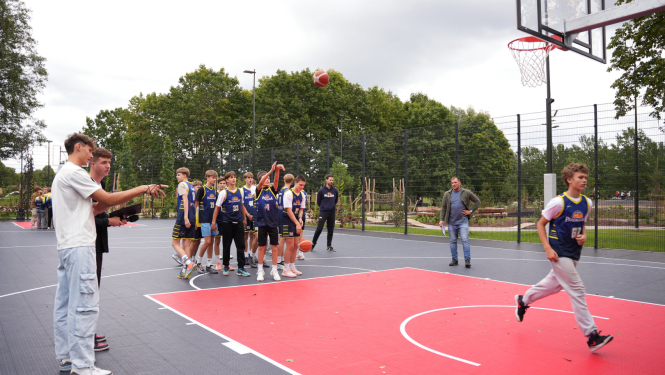 Basketbola laukums Uzvaras parkā