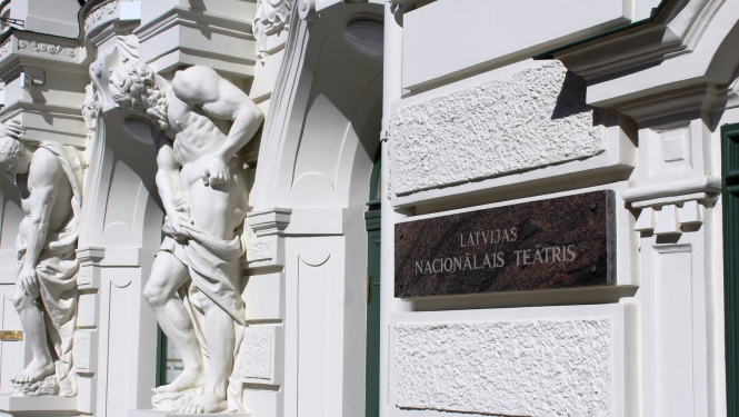 Nacionālā teātra fasāde un uzraksta plāksne