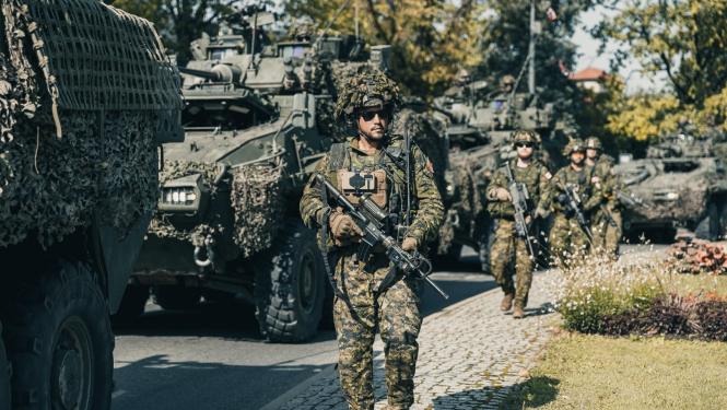 Bruņutehnika un karavīri mācībās