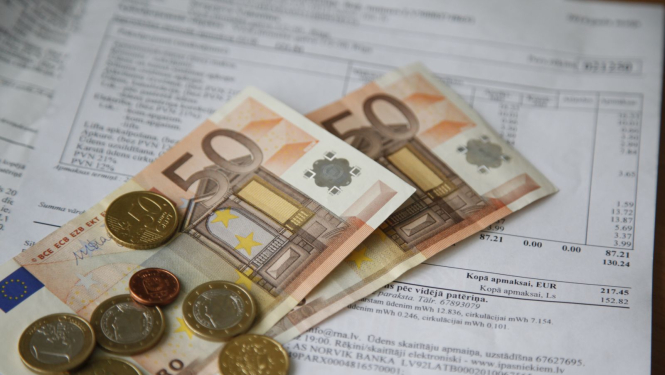 Skaidras naudas banknotes un monētas