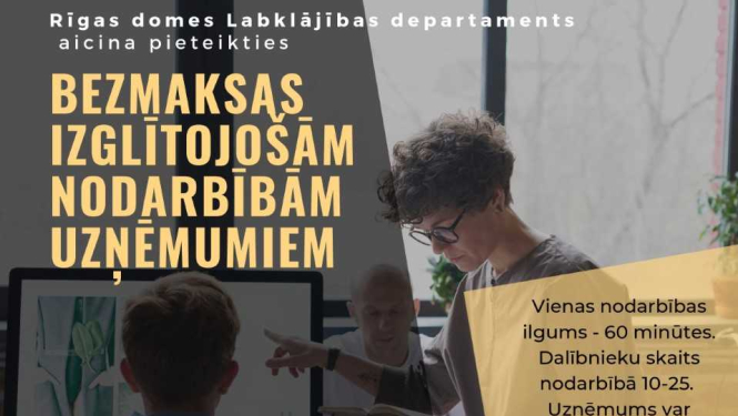 Cilvēks sēž pie datora