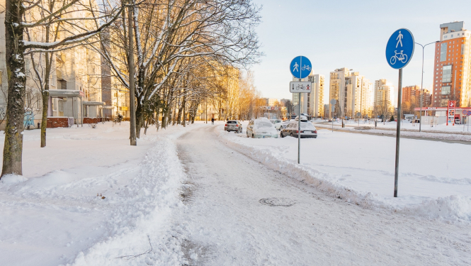 No sniega notīrīta ietve