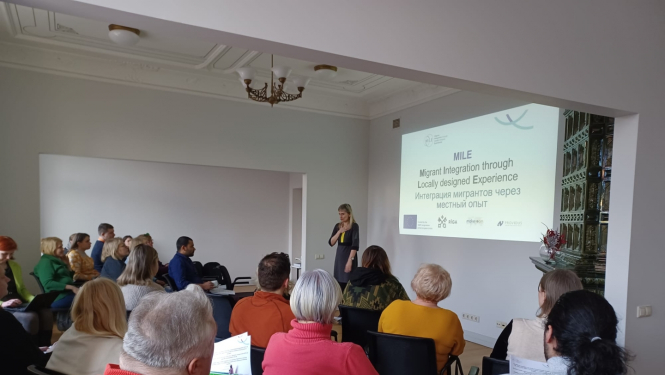 Cilvēki sēž seminārā