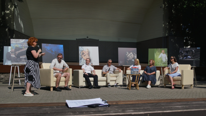 Paneļdiskusijas “Tie jau ir tikai bērni. Vai mūsējie” dalībnieki