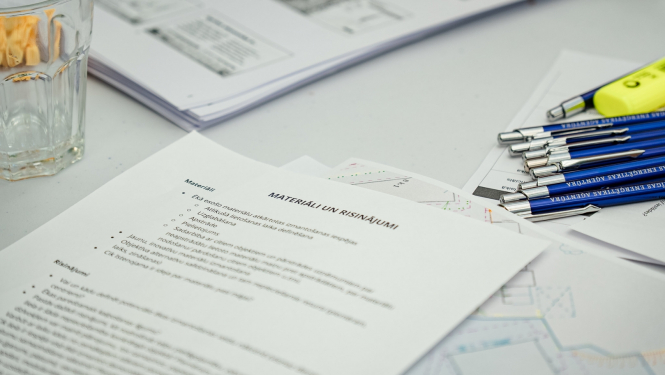 Papīrs un pildspalvas