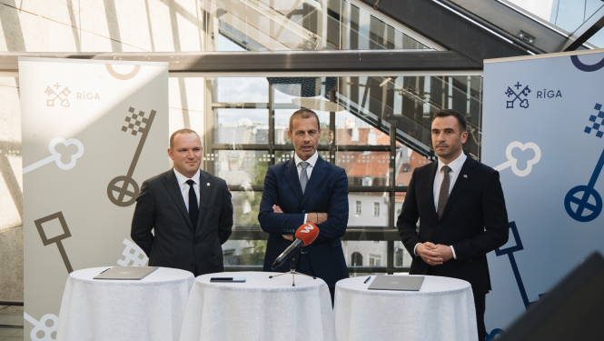 Latvijas Futbola federācijas prezidents Vadims Ļašenko, Eiropas Futbola asociāciju savienības (UEFA) prezidents Aleksanders Čeferins un Rīgas domes priekšsēdētājs Mārtiņš Staķis