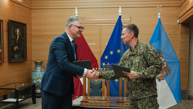 Rīgas domes priekšsēdētājs Vilnis Ķirsis un Zemessardzes komandieris, brigādes ģenerālis Kaspars Pudāns 