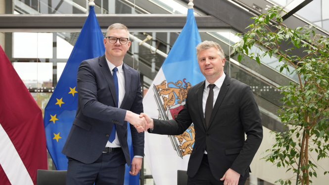 Rīgas domes priekšsēdētājs Vilnis Ķirsis un Latvijas Kultūras akadēmijas rektors Dāvis Sīmanis