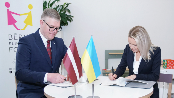 Rīgas domes priekšsēdētājs Vilnis Ķirsis un Bērnu slimnīcas fonda valdes priekšsēdētāja Liene Dambiņa paraksta memorandu