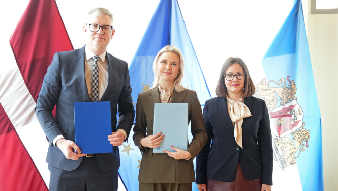 Rīgas domes priekšsēdētājs Vilnis Ķirsis,  Bērnu slimnīcas fonda valdes priekšsēdētāja Liene Dambiņa un Rīgas domes priekšsēdētāja vietniece Linda Ozola