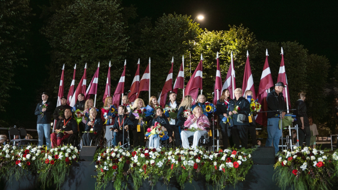 Paralimpiešus pēc atgriešanās no Vasaras paralimpiskajām spēlēm Parīzē  svinīgi sagaida atbalstītāji