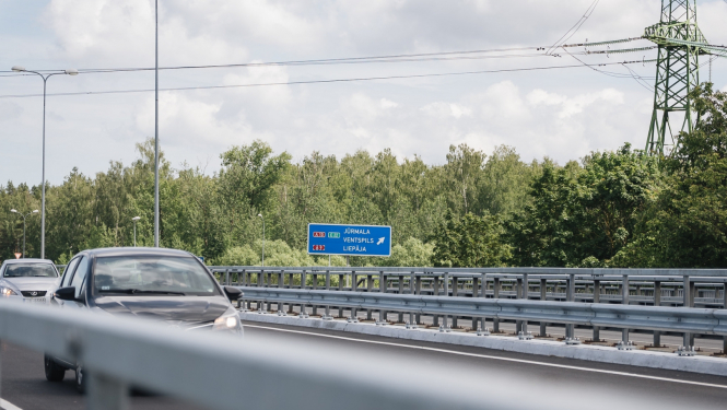 Automašīna uz ielas